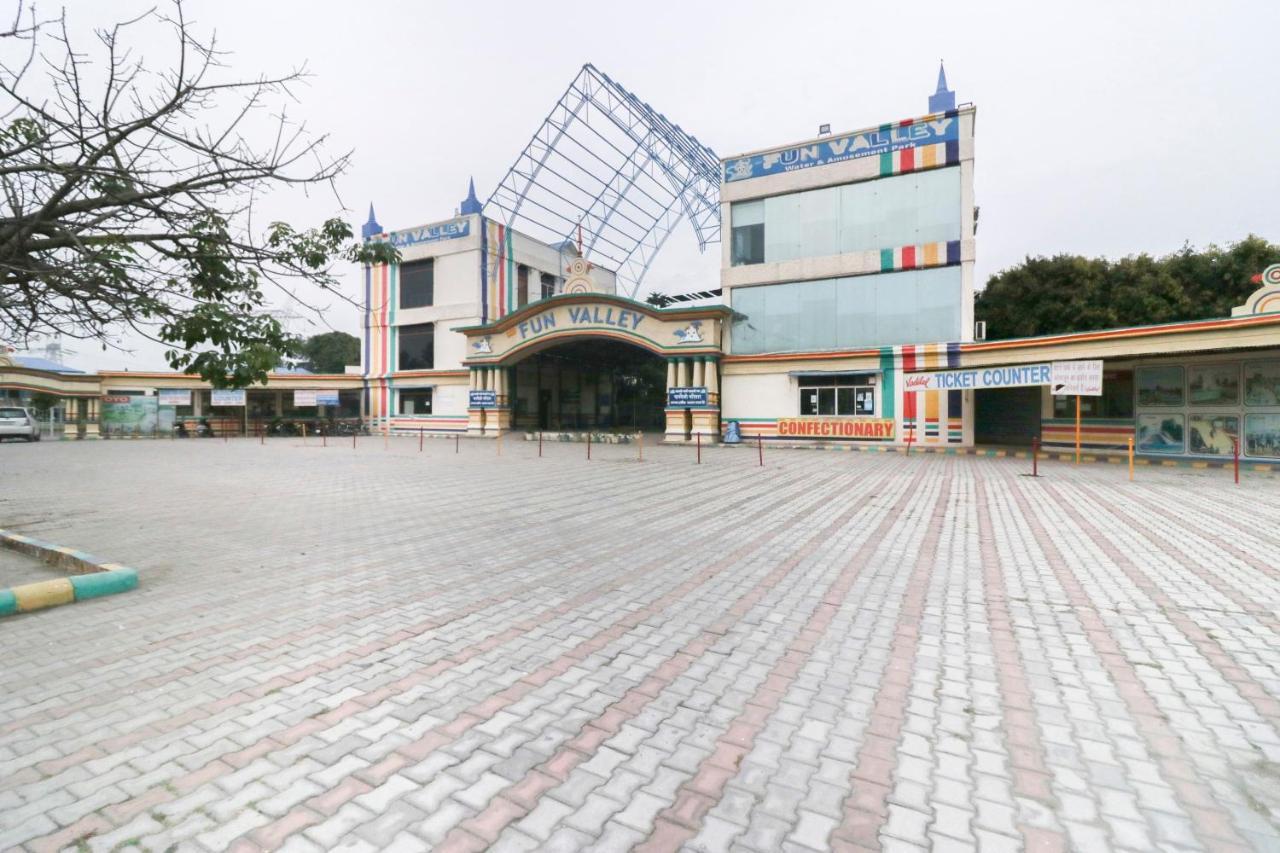 Oyo 19862 The Fun Valley Doiwāla Extérieur photo